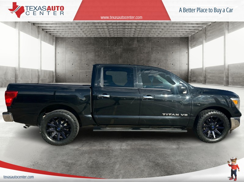 Nissan Titan Vehicle Full-screen Gallery Image 4