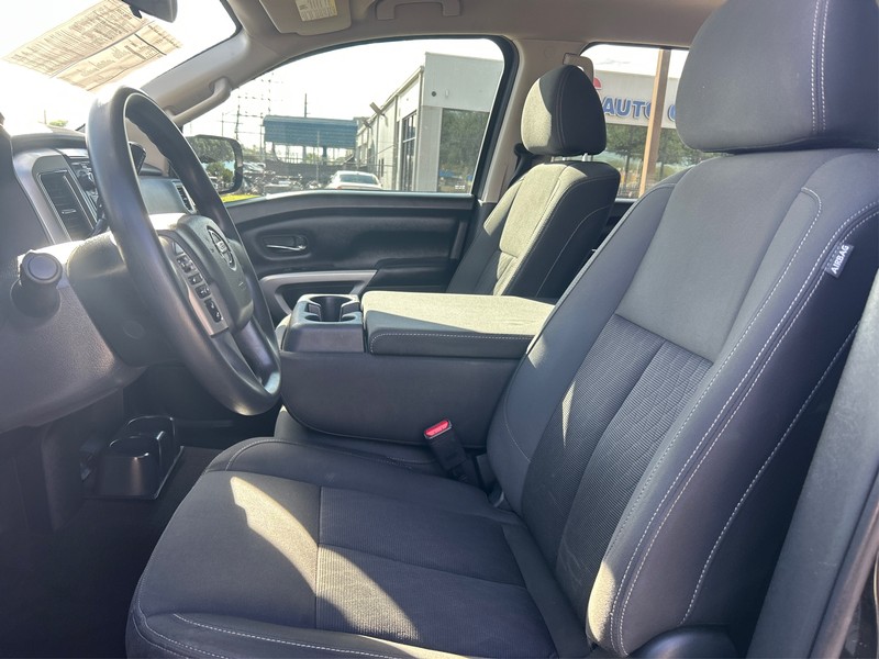 Nissan Titan Vehicle Full-screen Gallery Image 8