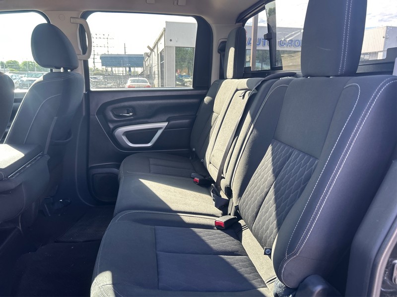 Nissan Titan Vehicle Full-screen Gallery Image 9
