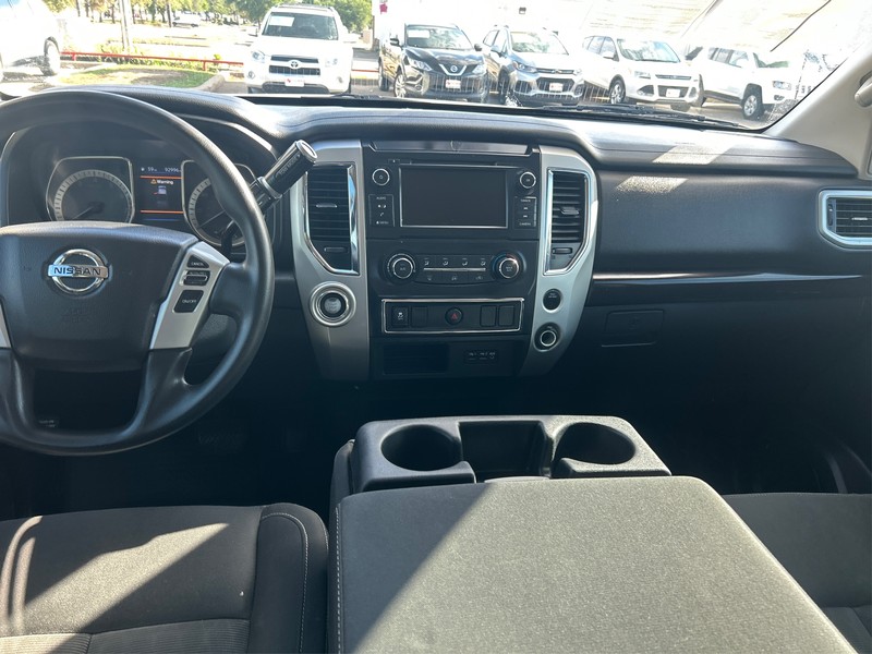 Nissan Titan Vehicle Full-screen Gallery Image 11