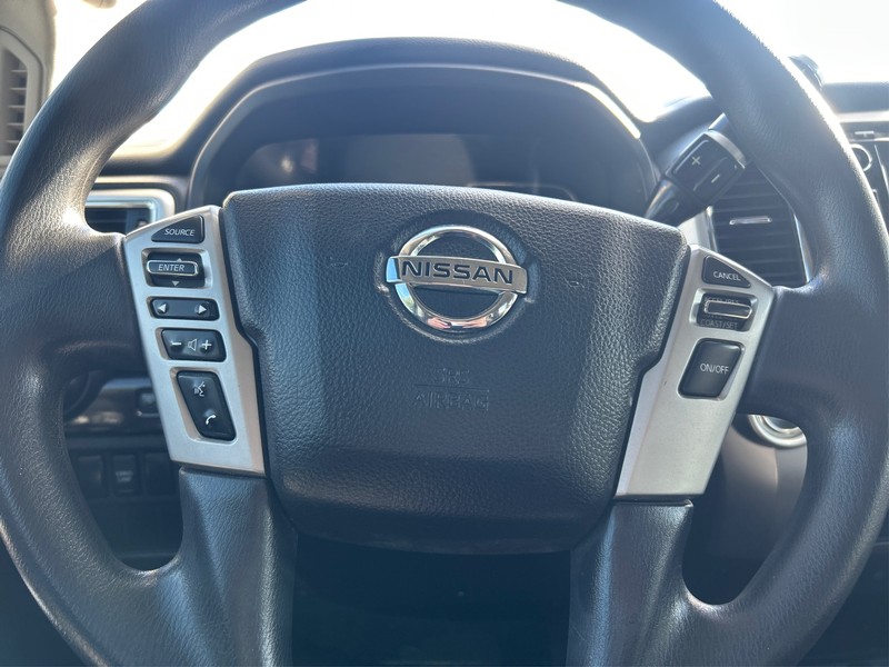 Nissan Titan Vehicle Full-screen Gallery Image 13