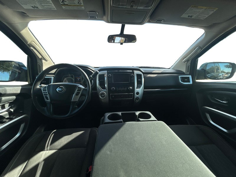 Nissan Titan Vehicle Full-screen Gallery Image 14