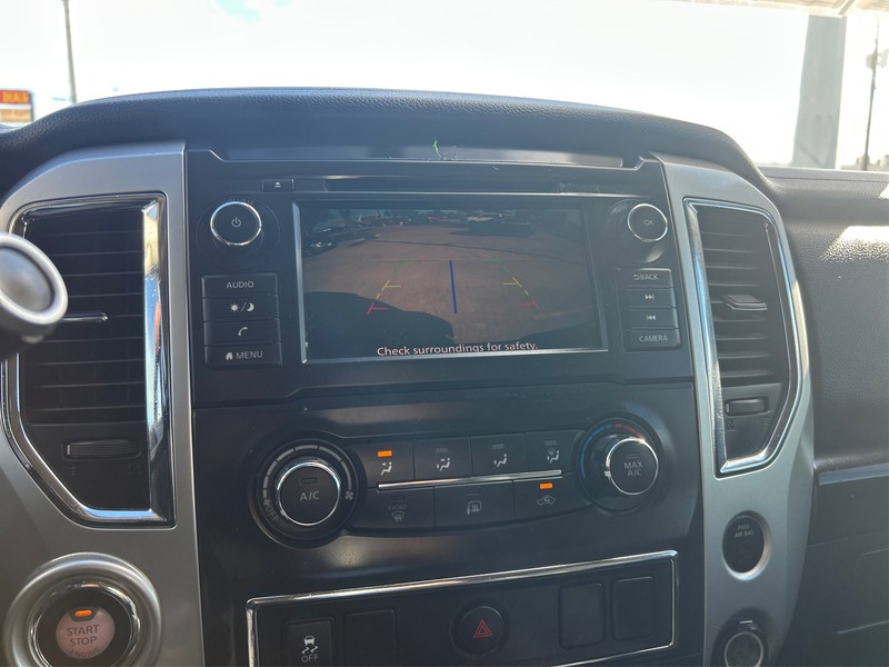 Nissan Titan Vehicle Full-screen Gallery Image 16