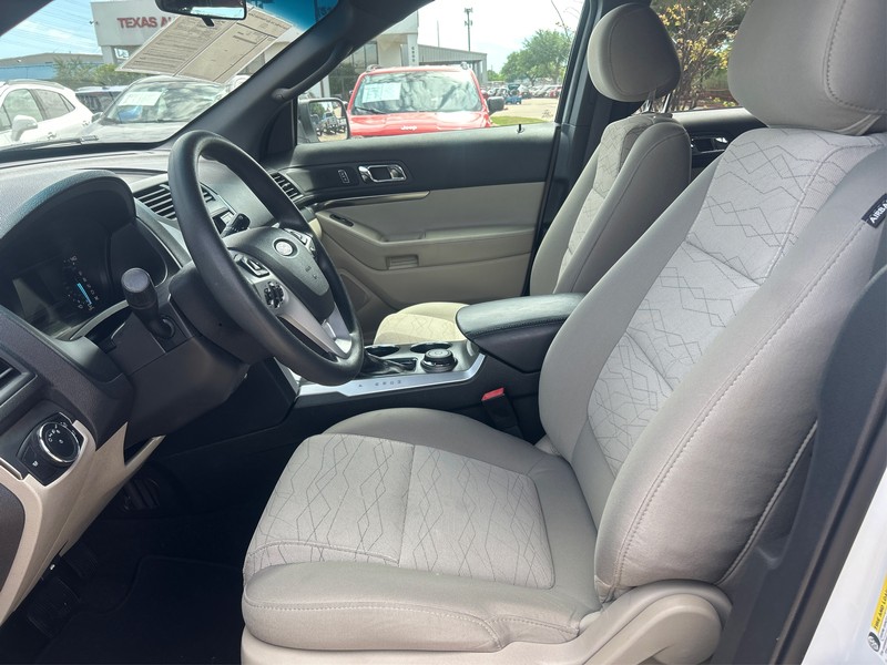 Ford Explorer Vehicle Full-screen Gallery Image 8