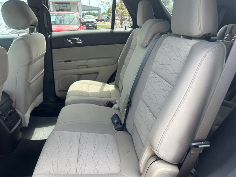 Ford Explorer Vehicle Full-screen Gallery Image 9