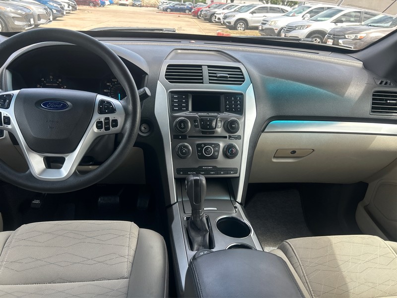 Ford Explorer Vehicle Full-screen Gallery Image 11