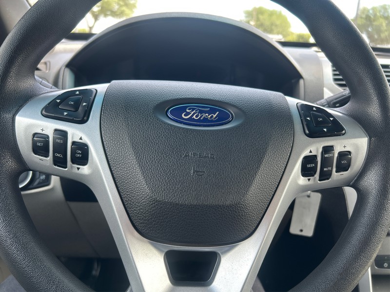 Ford Explorer Vehicle Full-screen Gallery Image 13