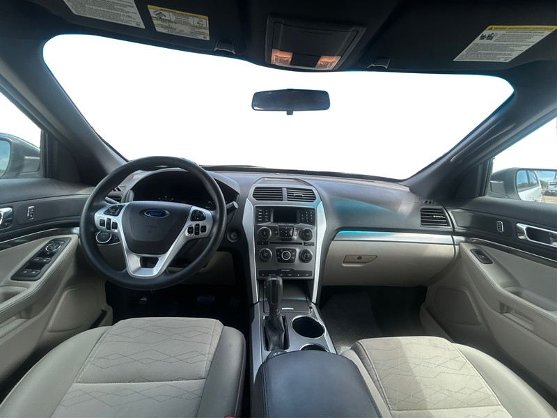 Ford Explorer Vehicle Full-screen Gallery Image 15