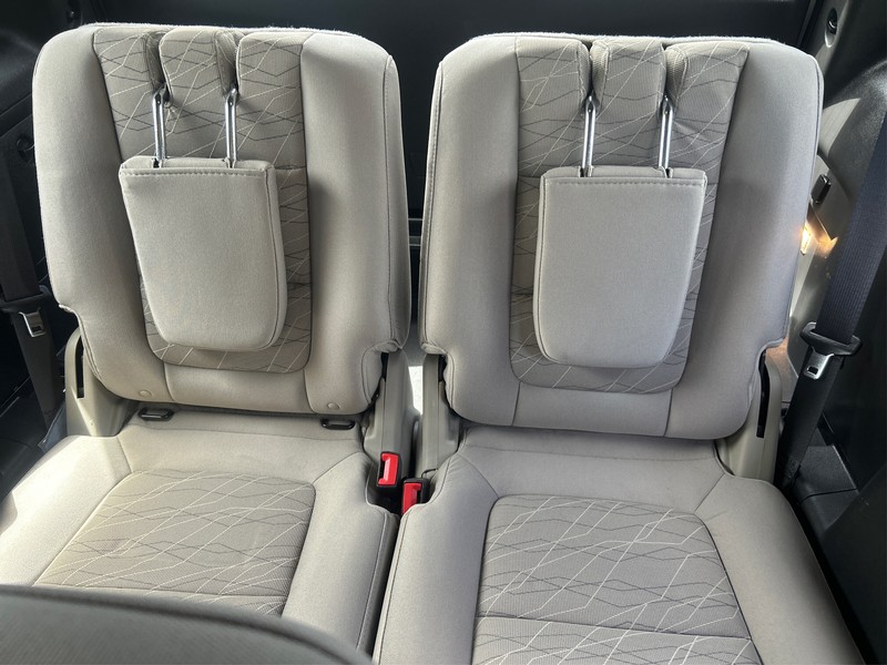 Ford Explorer Vehicle Full-screen Gallery Image 16