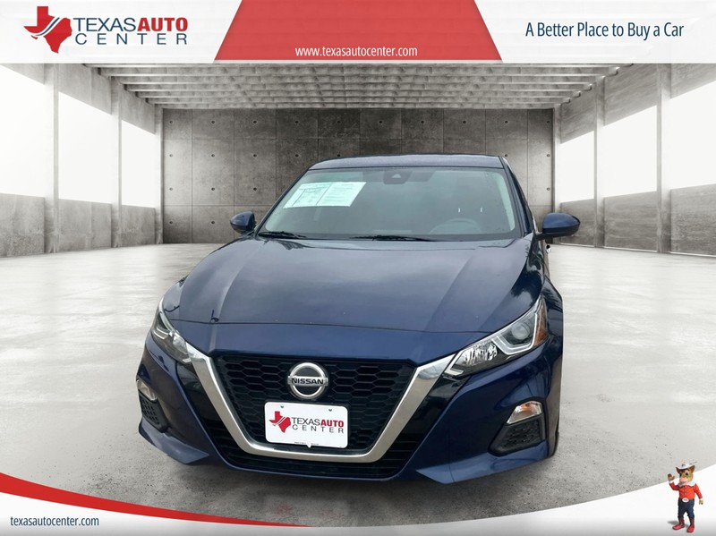 Nissan Altima Vehicle Full-screen Gallery Image 3