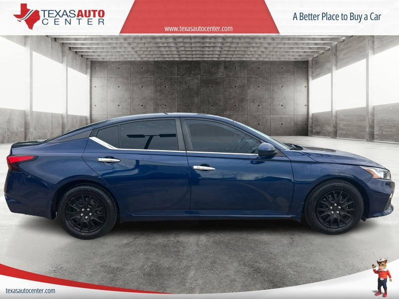 Nissan Altima Vehicle Full-screen Gallery Image 4
