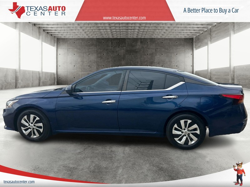 Nissan Altima Vehicle Full-screen Gallery Image 5
