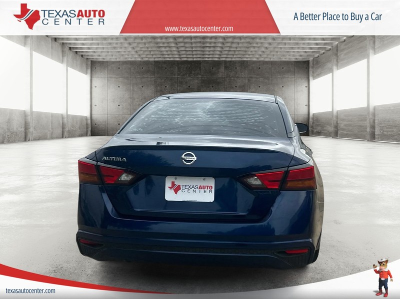 Nissan Altima Vehicle Full-screen Gallery Image 6