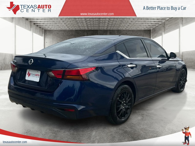 Nissan Altima Vehicle Full-screen Gallery Image 7