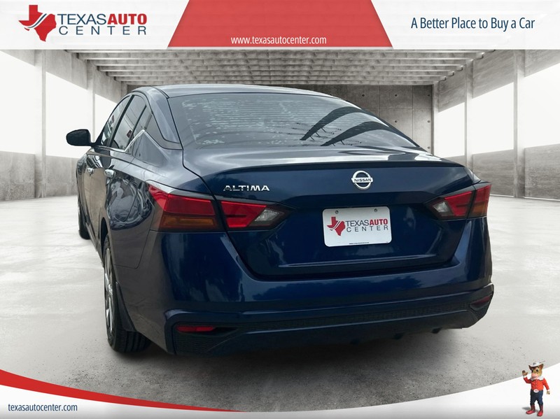 Nissan Altima Vehicle Full-screen Gallery Image 8