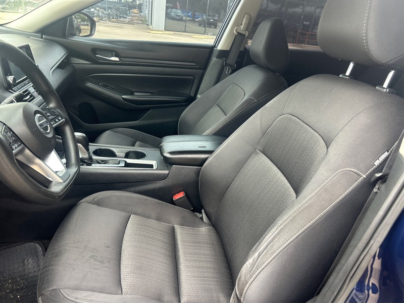 Nissan Altima Vehicle Full-screen Gallery Image 9