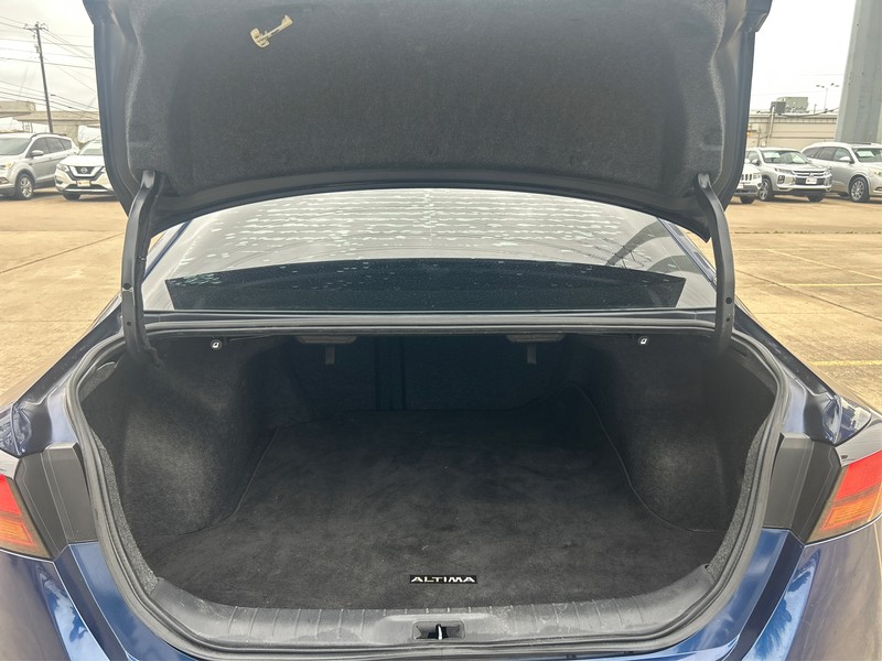 Nissan Altima Vehicle Full-screen Gallery Image 11