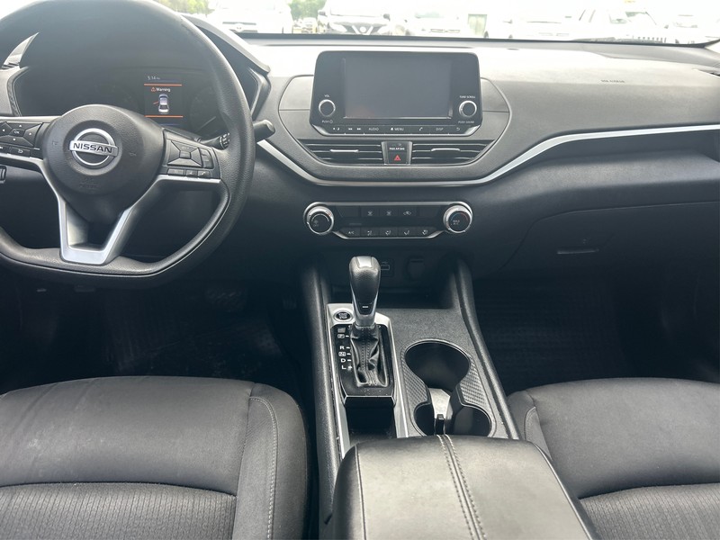 Nissan Altima Vehicle Full-screen Gallery Image 12