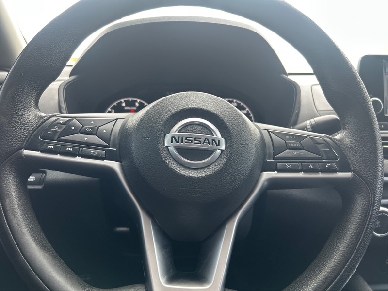 Nissan Altima Vehicle Full-screen Gallery Image 14