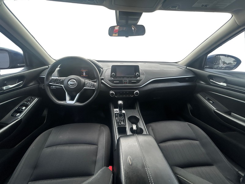 Nissan Altima Vehicle Full-screen Gallery Image 15