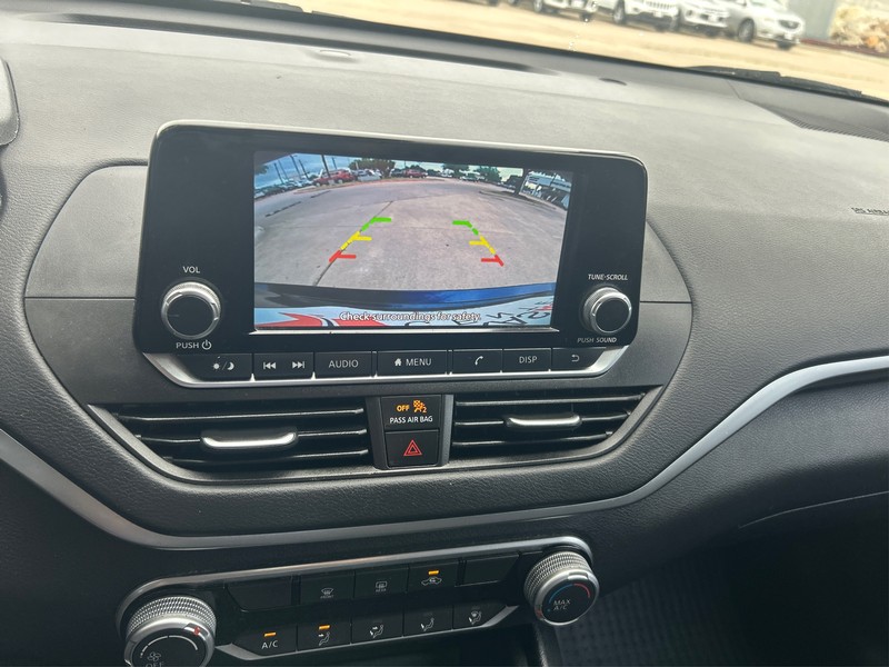 Nissan Altima Vehicle Full-screen Gallery Image 17