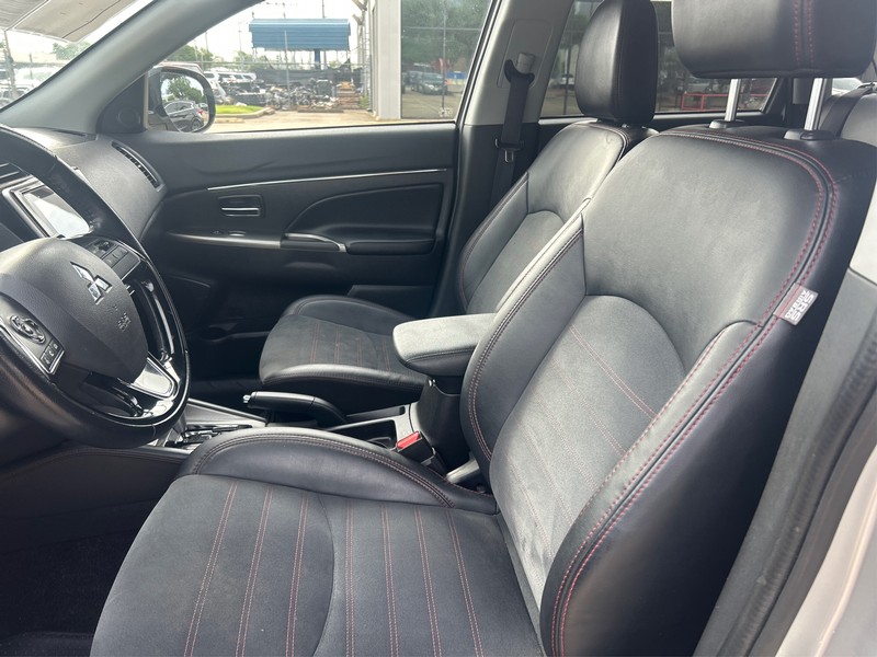 Mitsubishi Outlander Sport Vehicle Full-screen Gallery Image 9