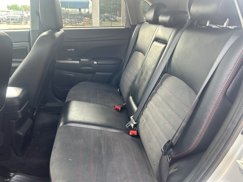 Mitsubishi Outlander Sport Vehicle Full-screen Gallery Image 10