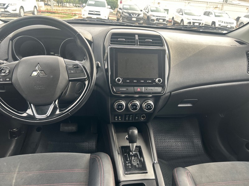 Mitsubishi Outlander Sport Vehicle Full-screen Gallery Image 12