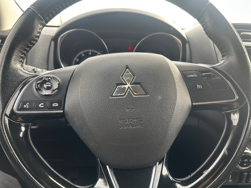 Mitsubishi Outlander Sport Vehicle Full-screen Gallery Image 14