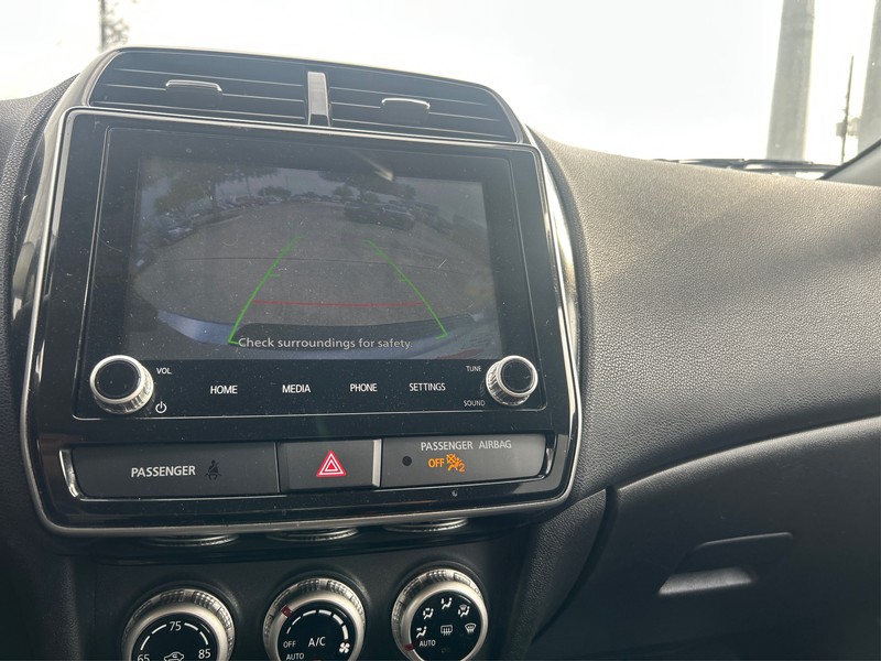 Mitsubishi Outlander Sport Vehicle Full-screen Gallery Image 17