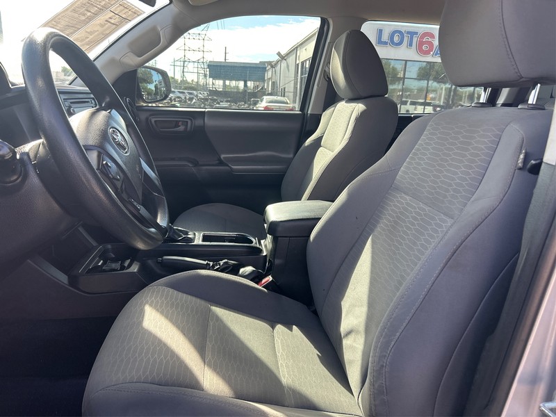 Toyota Tacoma Vehicle Full-screen Gallery Image 9