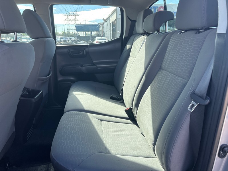 Toyota Tacoma Vehicle Full-screen Gallery Image 10