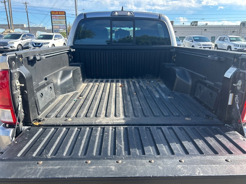 Toyota Tacoma Vehicle Full-screen Gallery Image 11