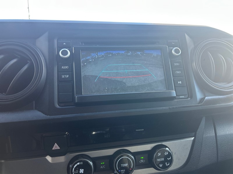 Toyota Tacoma Vehicle Full-screen Gallery Image 17