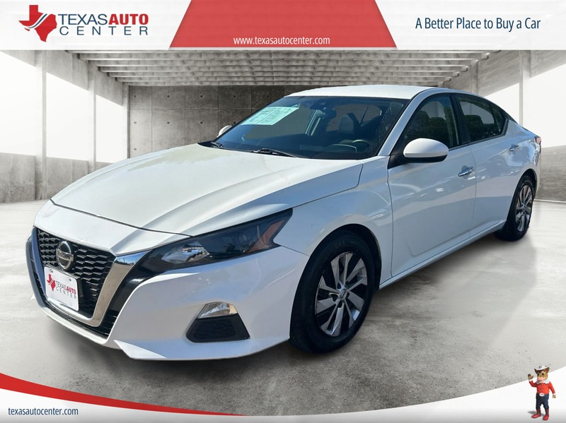 Nissan Altima Vehicle Full-screen Gallery Image 2