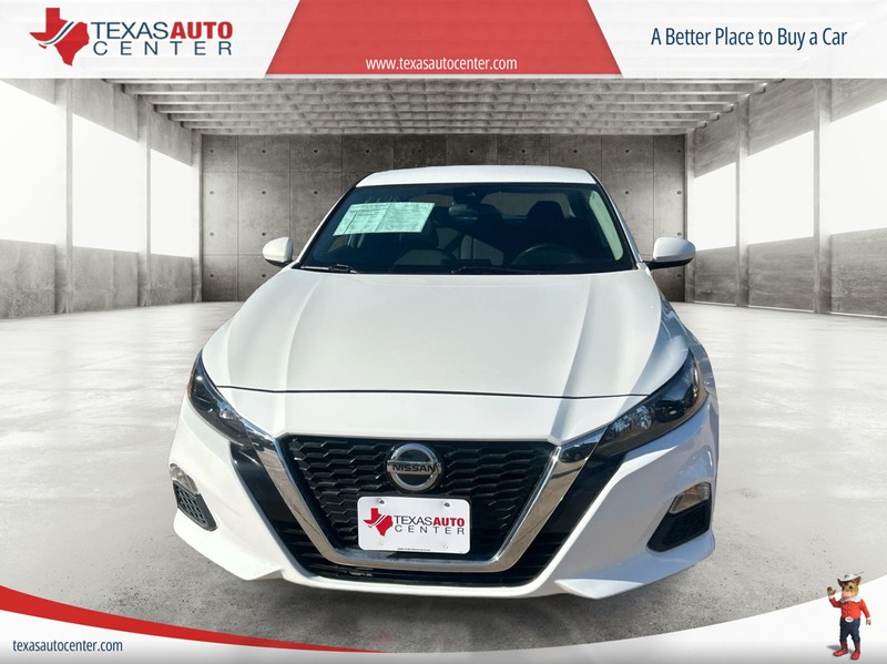 Nissan Altima Vehicle Full-screen Gallery Image 3