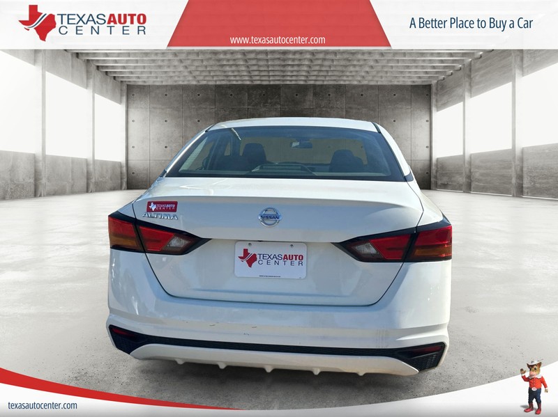 Nissan Altima Vehicle Full-screen Gallery Image 4