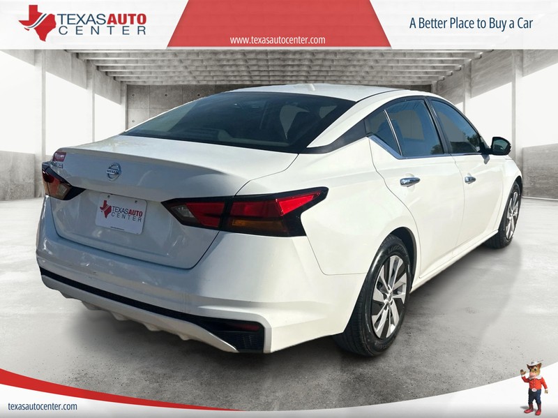 Nissan Altima Vehicle Full-screen Gallery Image 5