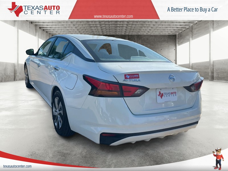 Nissan Altima Vehicle Full-screen Gallery Image 6