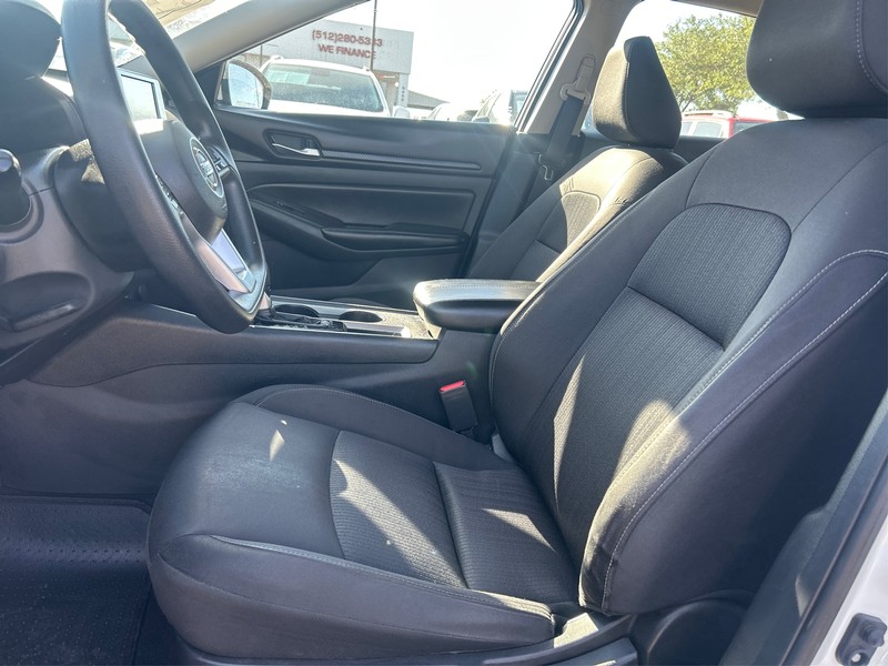 Nissan Altima Vehicle Full-screen Gallery Image 7