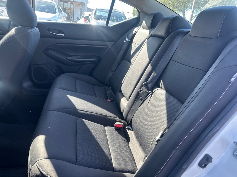 Nissan Altima Vehicle Full-screen Gallery Image 8