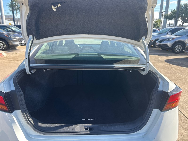 Nissan Altima Vehicle Full-screen Gallery Image 9