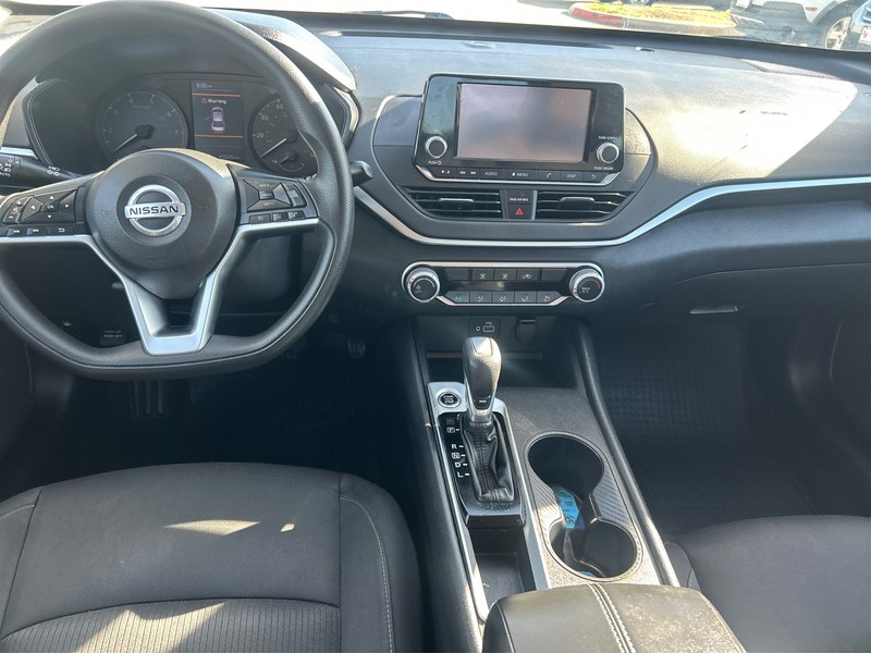 Nissan Altima Vehicle Full-screen Gallery Image 10