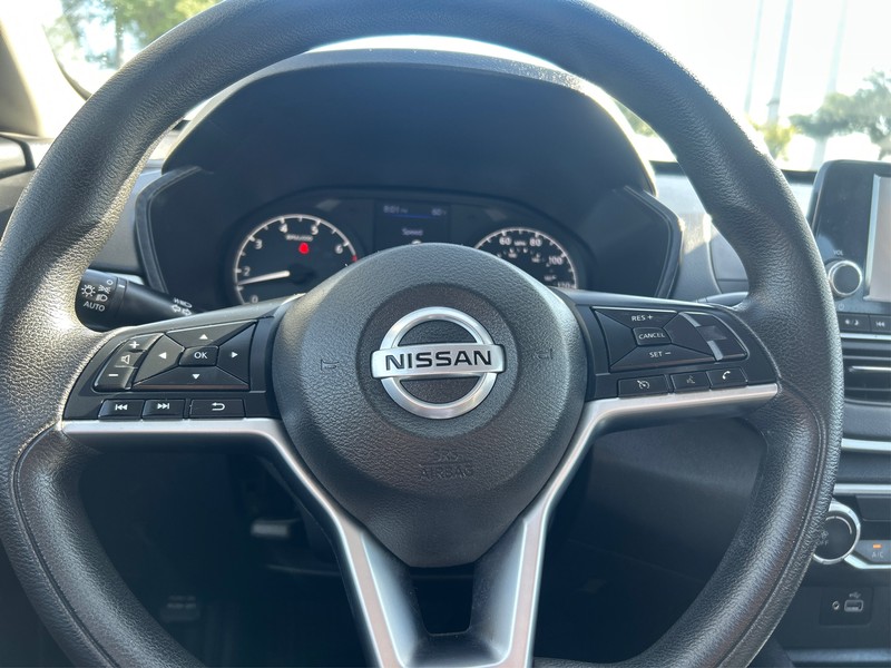 Nissan Altima Vehicle Full-screen Gallery Image 12