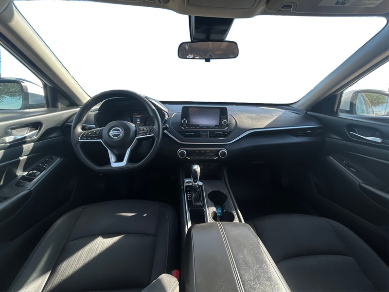 Nissan Altima Vehicle Full-screen Gallery Image 14