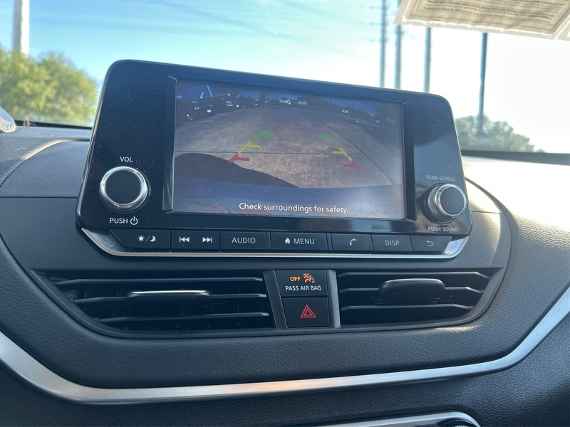 Nissan Altima Vehicle Full-screen Gallery Image 15