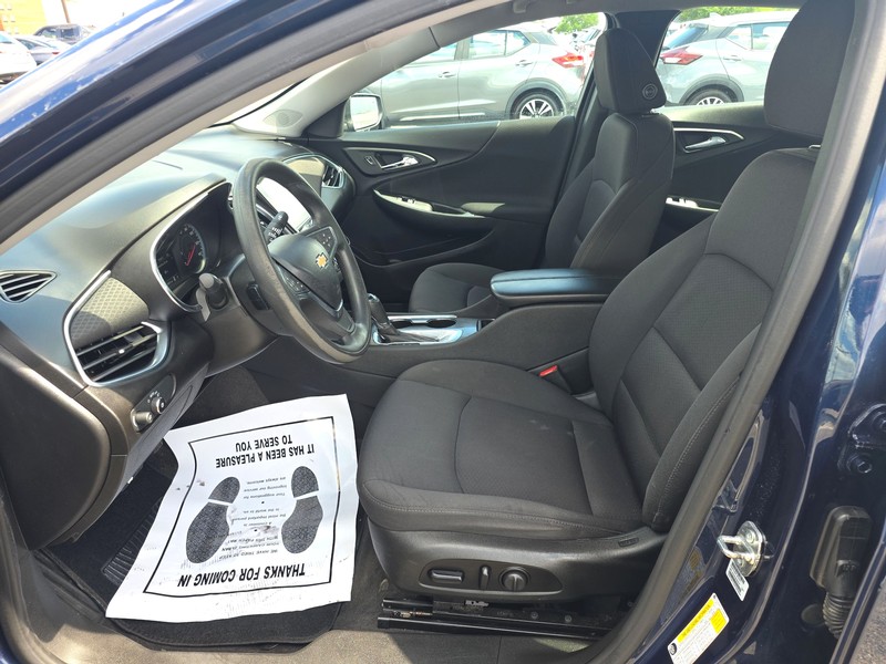 Chevrolet Malibu Vehicle Full-screen Gallery Image 9