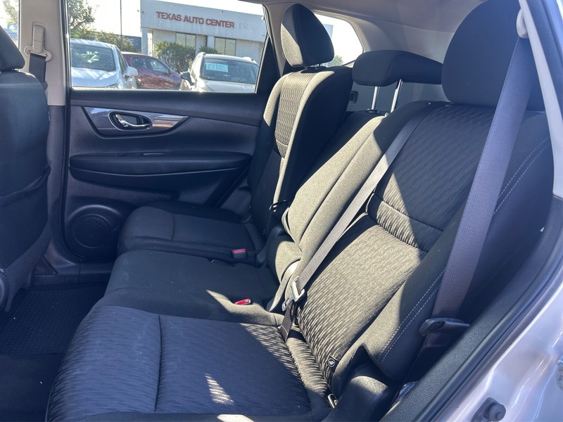 Nissan Rogue Vehicle Full-screen Gallery Image 9