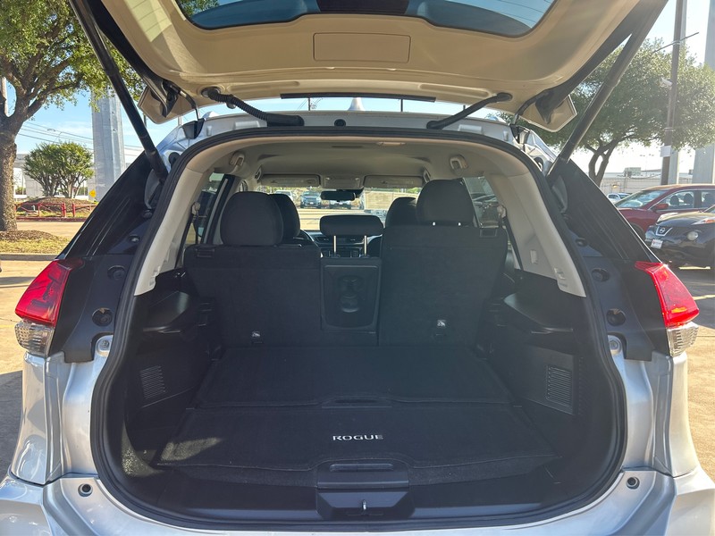 Nissan Rogue Vehicle Full-screen Gallery Image 10