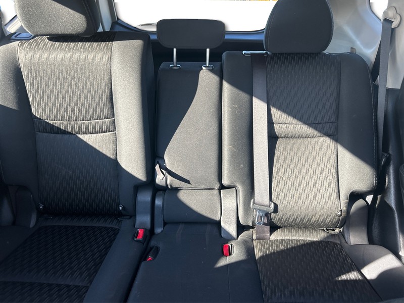 Nissan Rogue Vehicle Full-screen Gallery Image 12